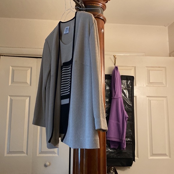 One piece sweater looks like 2 PCs knit - Picture 3 of 8